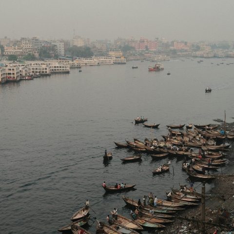 ভোরের কুয়াশায় নদীতে নৌকা