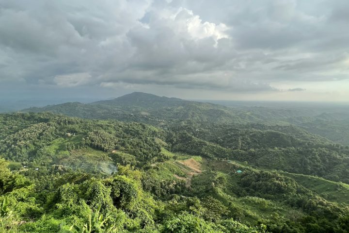 মেঘের নিচে সবুজ পাহাড়